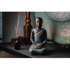 CC-MSITHOKM-PB Фигурка Монах, сидящий с руками на коленях, средний, голубой, 35см, полирезина, Chateau Collection