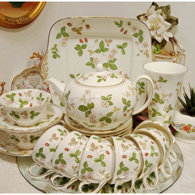50105504065 Чайная чашка пионы, "Wild Strawberry", Wedgwood