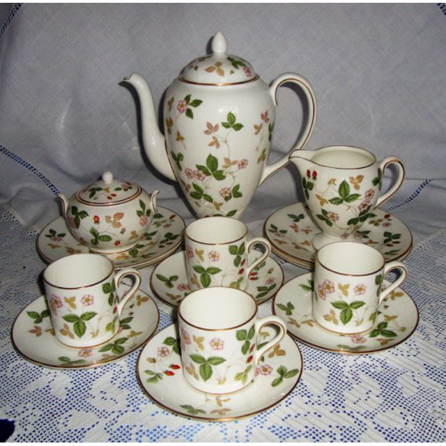 50105504064 Чайная чашка на ножке, "Wild Strawberry", Wedgwood