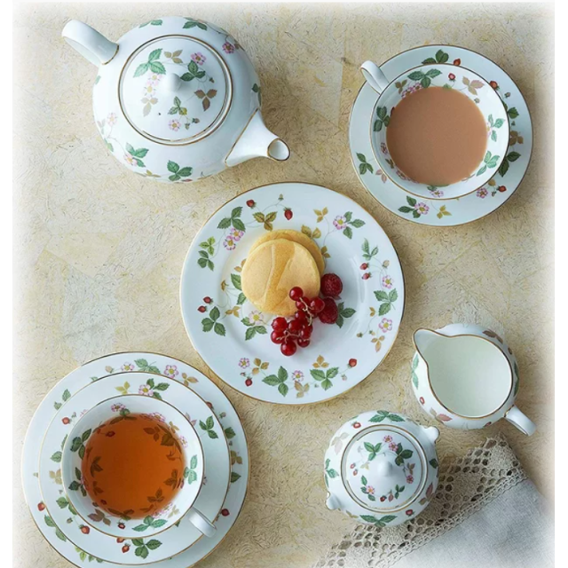 50105504064 Чайная чашка на ножке, "Wild Strawberry", Wedgwood