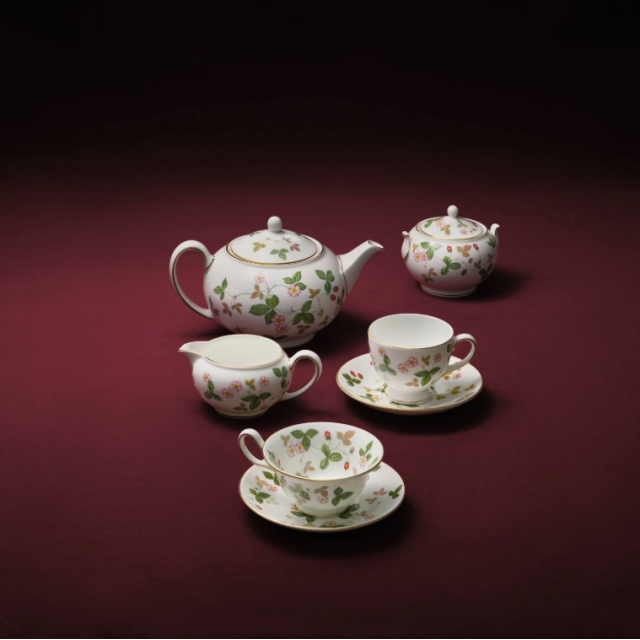 50105504064 Чайная чашка на ножке, "Wild Strawberry", Wedgwood
